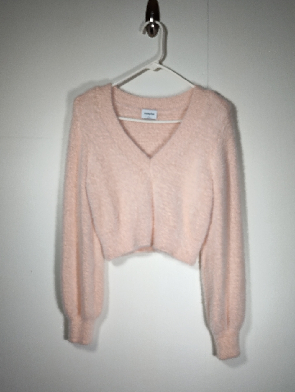 Aritzia Sunday‎ Best pink v-neck cropped eyelash sweater S